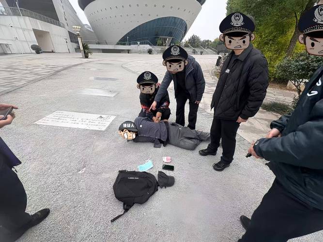 女子轻信网友配资炒股，结果被骗，民警出击抓获嫌疑人